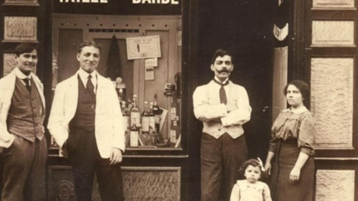Rouman Joffo (2e à gauche) le père de Joseph, devant un salon de coiffure rue Marcadet (18e arr.)